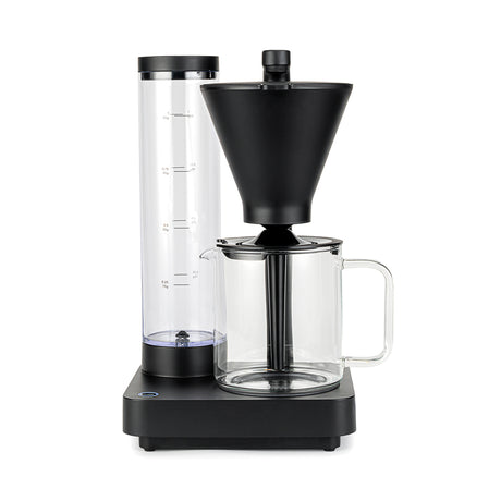 A clear glass pitcher with a black plastic lid and handle. The PERFORMANCE COMPACT COFFEE JUG W/LID, ideal for holding up to 10 cups, features a spout for pouring and a central black infuser tube extending from the lid into the body of the pitcher. The design is modern and minimalist.